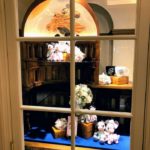 ホテルミラコスタのミッキランジェロ・ギフト(MickeyAngelo Gifts) の入口の ショーウインドウ