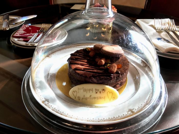 ホテルミラコスタ ルームサービスのアニバーサリー チョコレートケーキ(Anniversary cake)