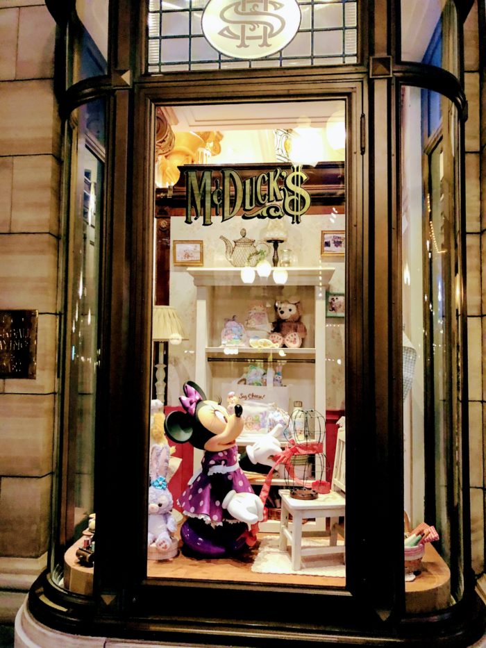 ディズニーシー(DisneySea) マクダックス・デパートメントストア（McDuck's Department Store）ショーウィンドウ(shop window) ミニー(Minnie)