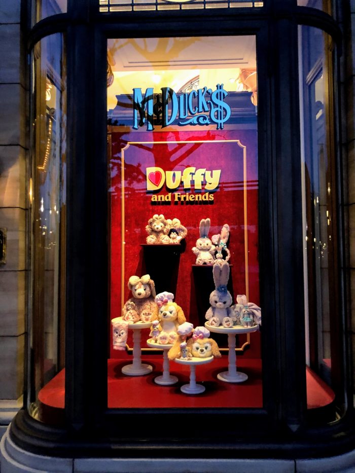 ディズニーシー(DisneySea) マクダックス・デパートメントストア（McDuck's Department Store）ショーウィンドウ(shop window) Duffy and Friends