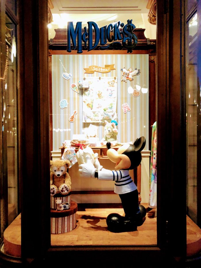 ディズニーシー(DisneySea) マクダックス・デパートメントストア（McDuck's Department Store）ショーウィンドウ(shop window) ミッキー(Mickey)