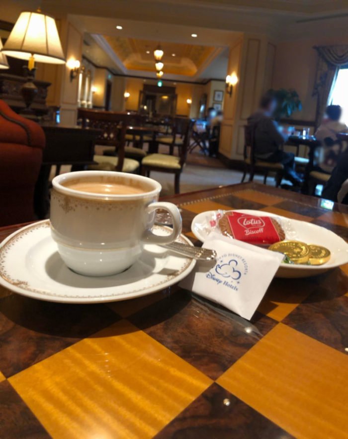 ホテルミラコスタの「ラウンジ(サローネ・デッラミーコ)」のコーヒーとお菓子