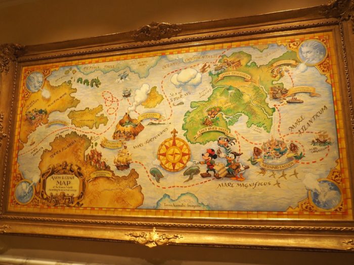 ミラコスタ ミッキーやグーフィーが世界地図を眺めているの絵画
