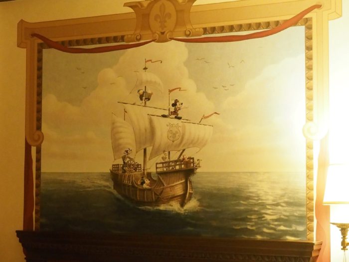 ミラコスタ ミッキーが船のマストに乗って海を見る