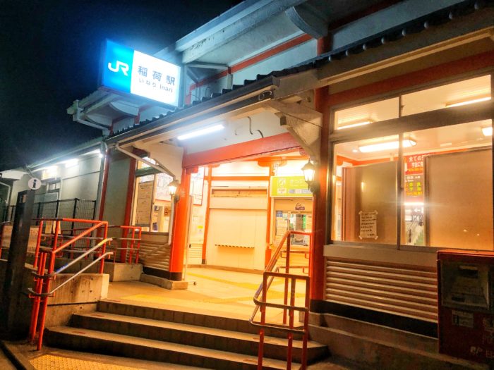 ライトアップされたJR奈良線 稲荷駅