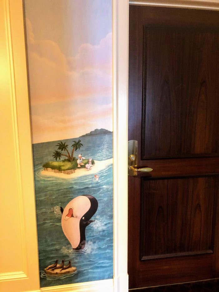 ホテルミラコスタ(Hotel Miracosta) 廊下の絵(Corridor painting)ークジラ