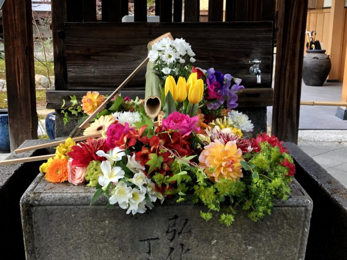 京都 勝林寺の花手水