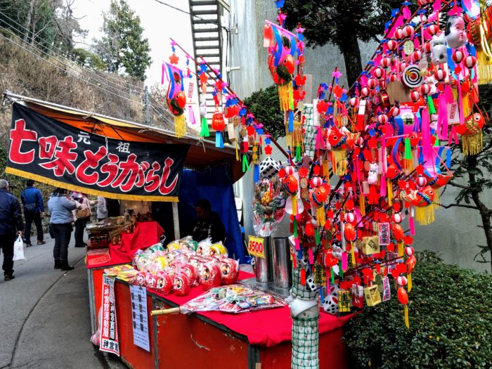 大雄山最乗 お正月の出店。カラフルな飾り