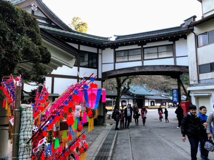 大雄山最乗 お正月の出店。カラフルな飾り