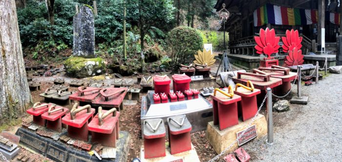 最乗寺の天狗が履く大小の下駄