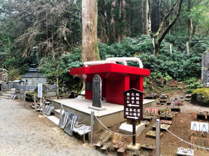 最乗寺の天狗がはく世界一大きい和合下駄