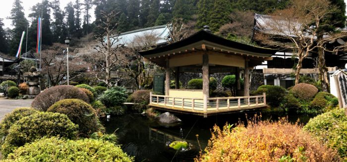 大雄山最乗寺本堂近くの光明亭と池