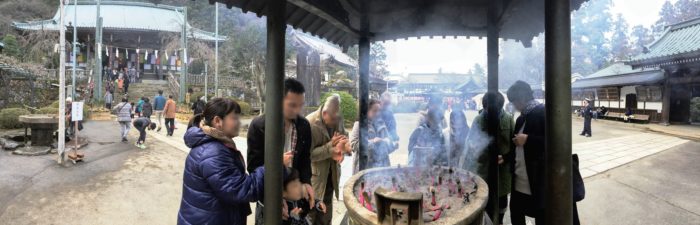 大雄山最乗寺本堂手前の煙を浴びるところ