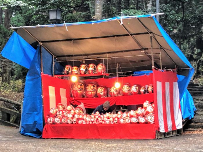 大雄山最乗 お正月のだるま売りの出店