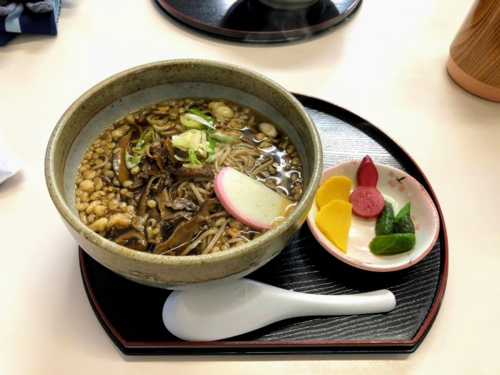 大雄山最乗寺茶屋の「道了尊売店」の山菜そば