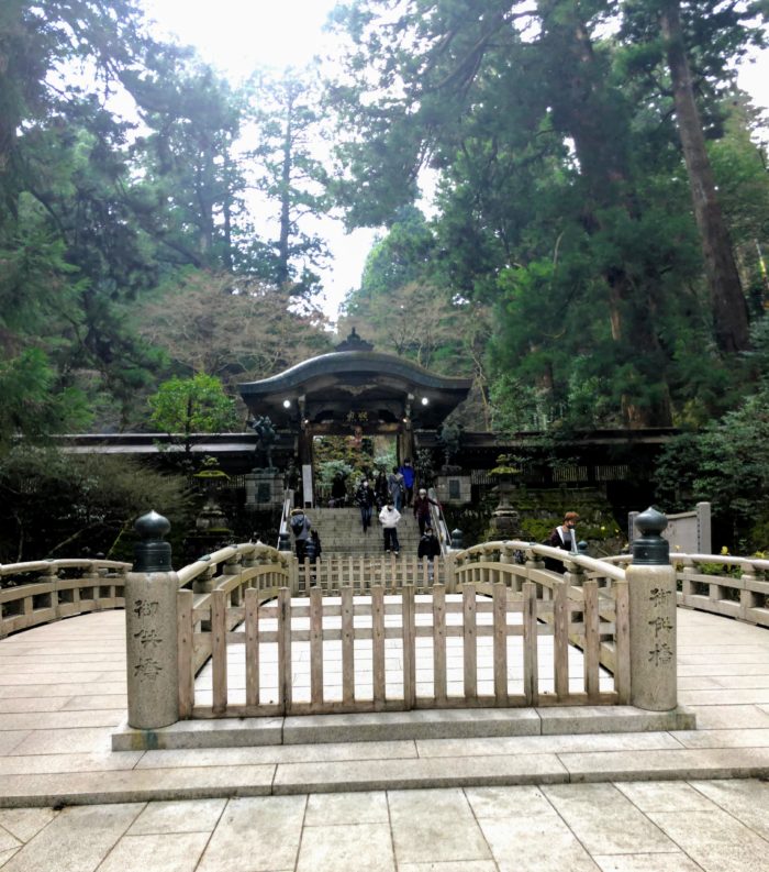 大雄山最乗寺の参道。真ん中は通れません。なぜかわかりますか？