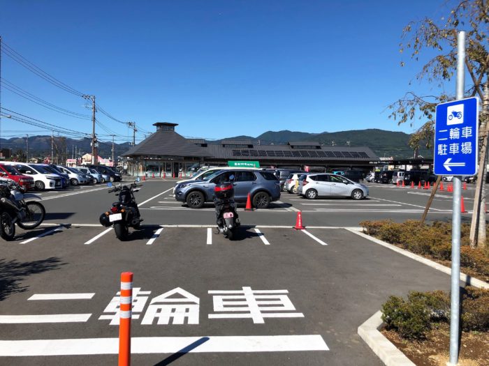 道の駅足柄の駐車場 二輪車も止められる