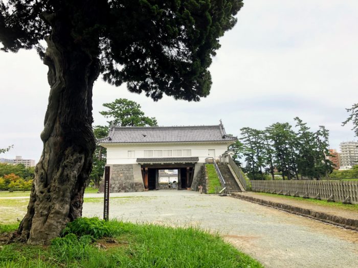 小田原城の二の丸から銅門(あかがねもん)を望む