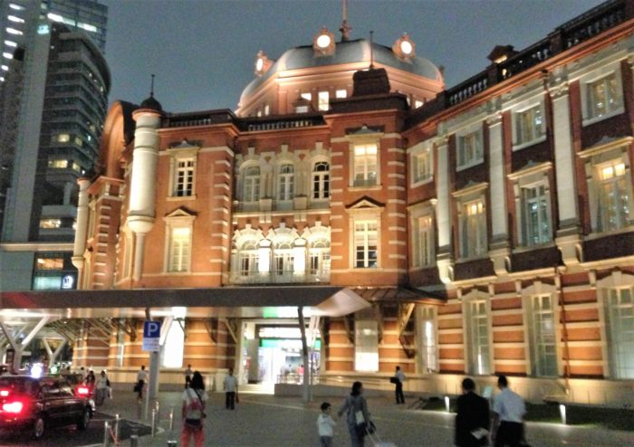 レンガ造りの東京駅のライトアップ