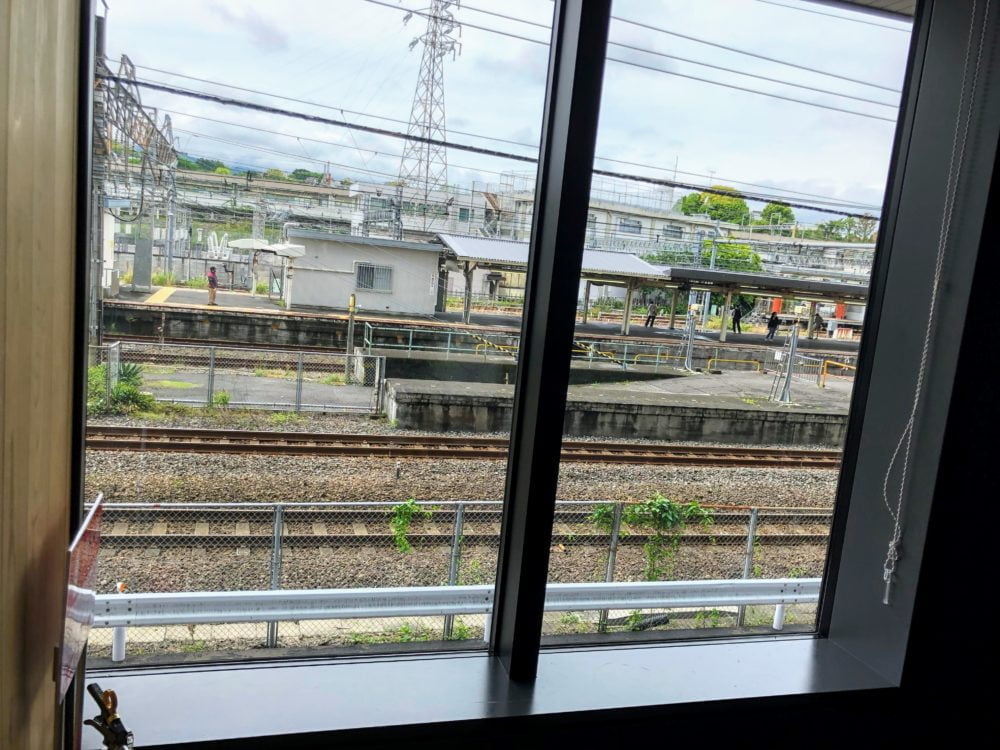 ミナカ小田原の小田原ちょうちん横丁側の電車を見られるテーブル