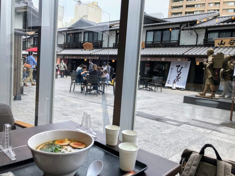 ミナカ小田原の金太郎広場を見ながら食べられるテーブル(和～yawara)