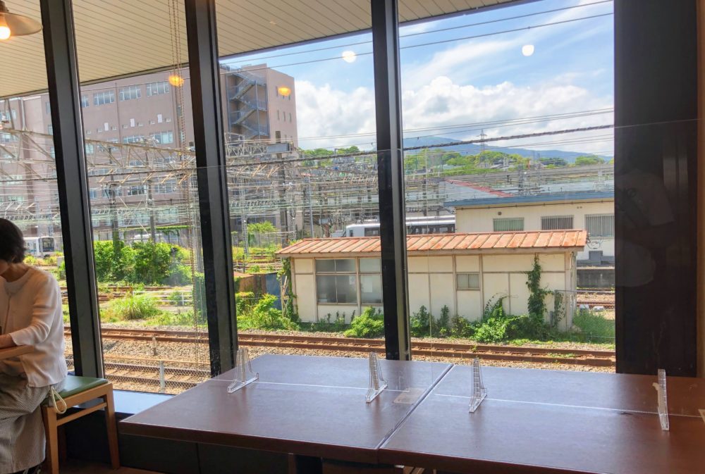 ミナカ小田原の小田原ちょうちん横丁側の電車を見られるテーブル