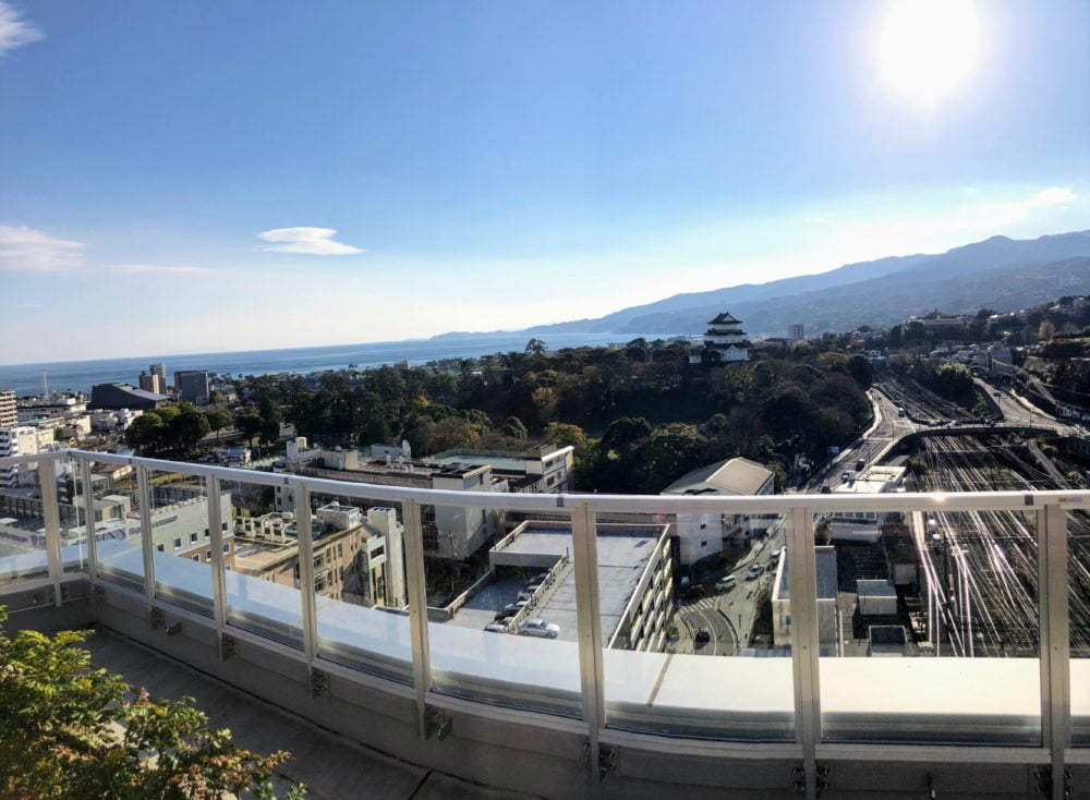 ミナカ小田原の展望台からの眺め。小田原城、真鶴半島方面を望む