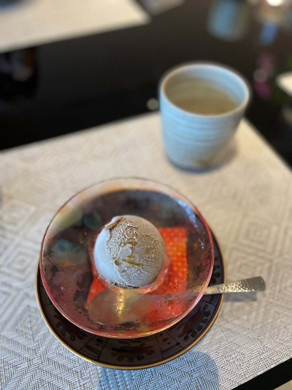 熱海パールスターホテル・日本料理 舳 MIYOSHI・ランチメニューの昼会席のデザート(ほうじ茶アイス)