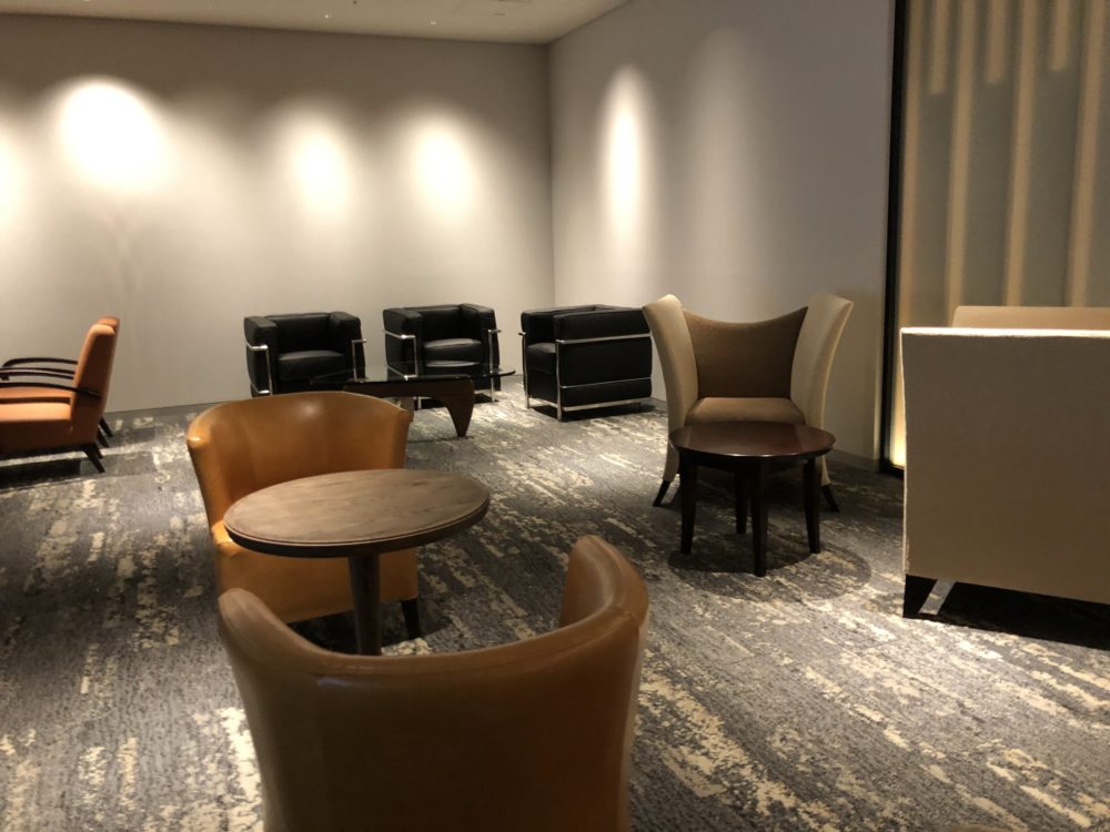 熱海パールスターホテル・ クラブラウンジ・椅子とテーブル