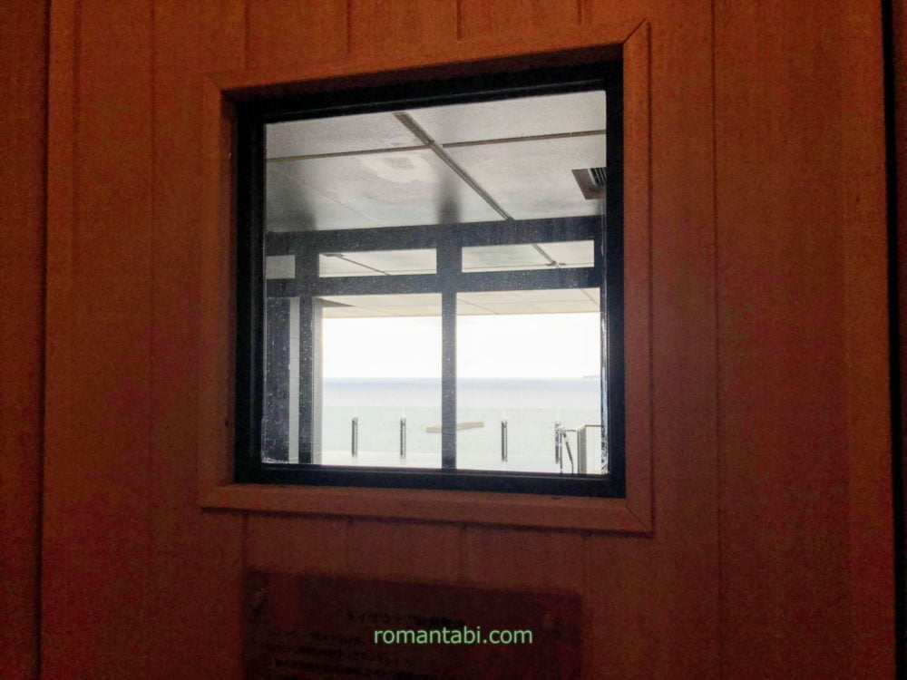熱海パールスターホテル－インフィニティバス(温泉)のドライサウナの中からの浴室の眺め