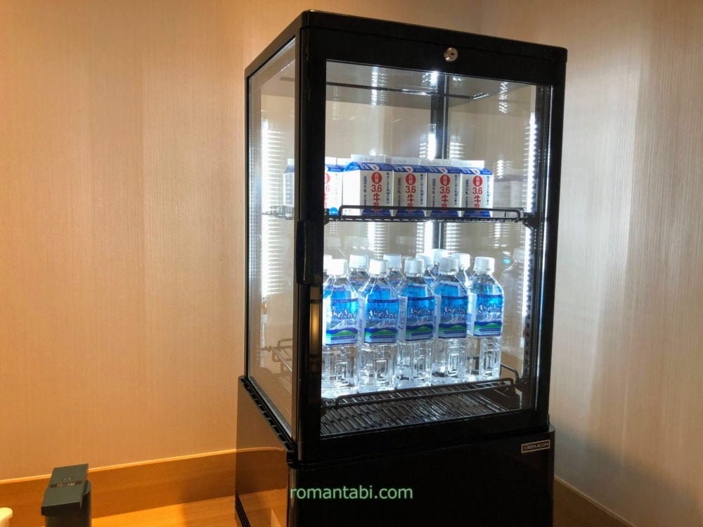 熱海パールスターホテル－インフィニティバス(温泉)ー休憩所のサービスの水と牛乳