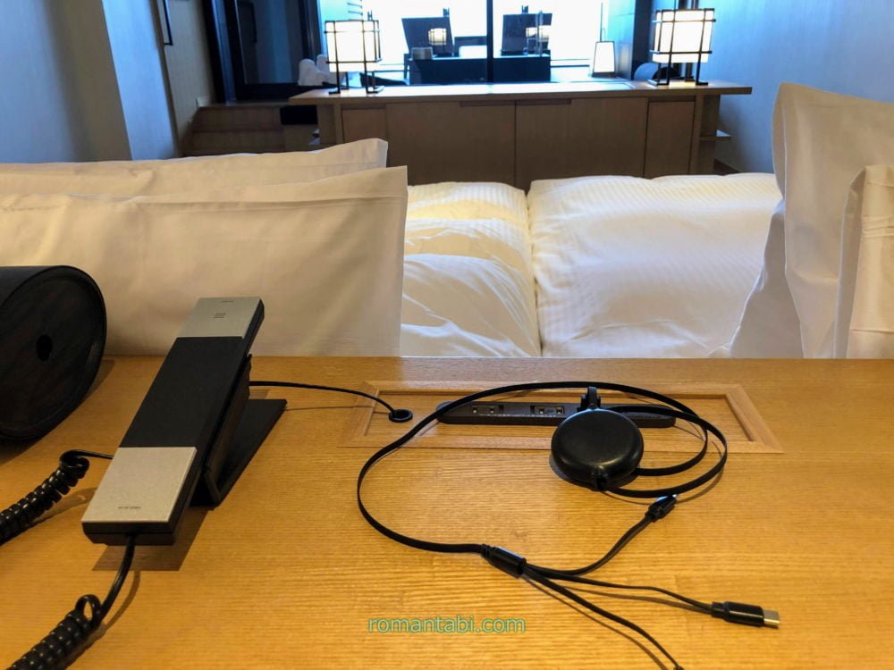 熱海パールスターホテルの部屋の書斎の充電器と電話