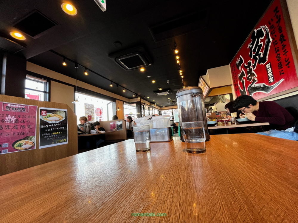 町田商店ラーメン(鴨宮店)のテーブル席から店内を眺める