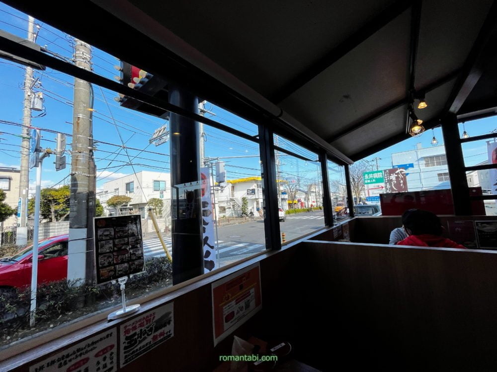 町田商店ラーメン(鴨宮店店内から巡礼街道を眺める