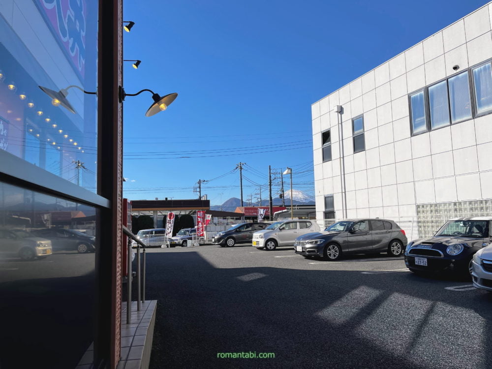 大井商店マックスの駐車場と富士山