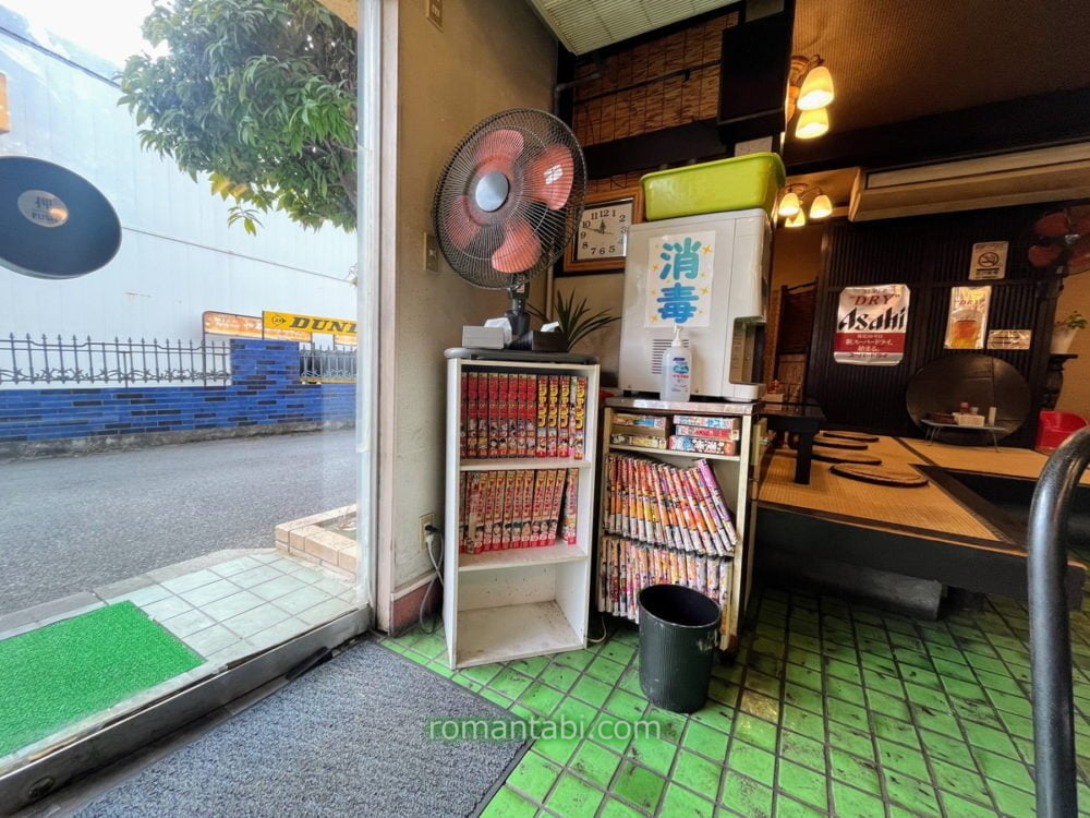 拉麺屋 日昇亭の入口。漫画もあります
