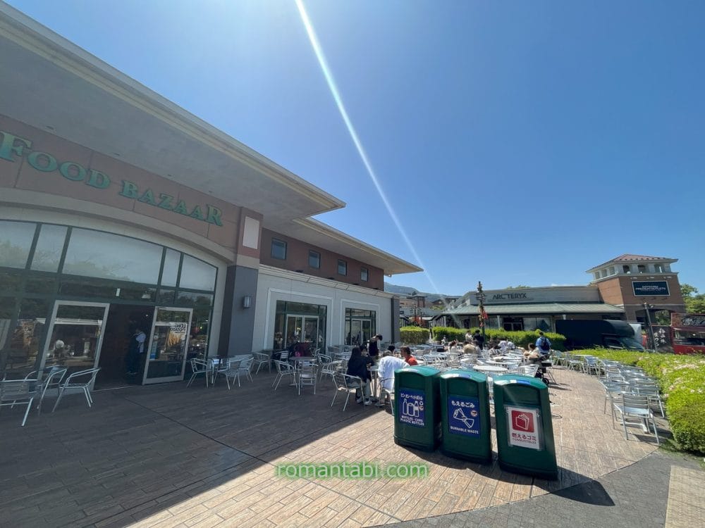 御殿場アウトレット フードコートの野外テーブル