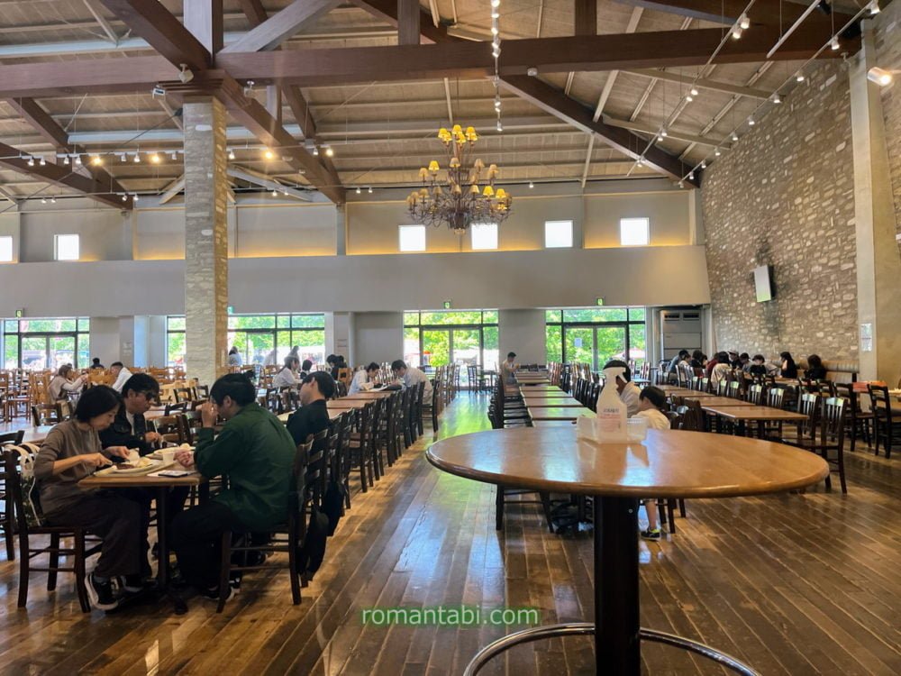 御殿場アウトレットのフードバイザーの広いテーブル席