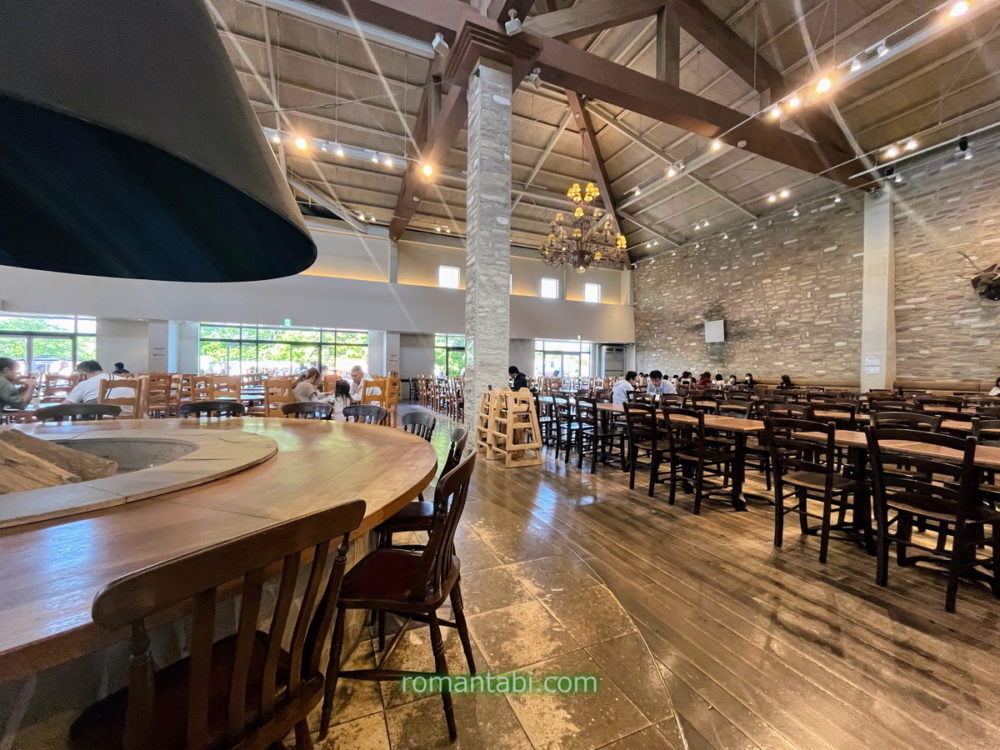 御殿場アウトレットのフードバイザーの広いテーブル席