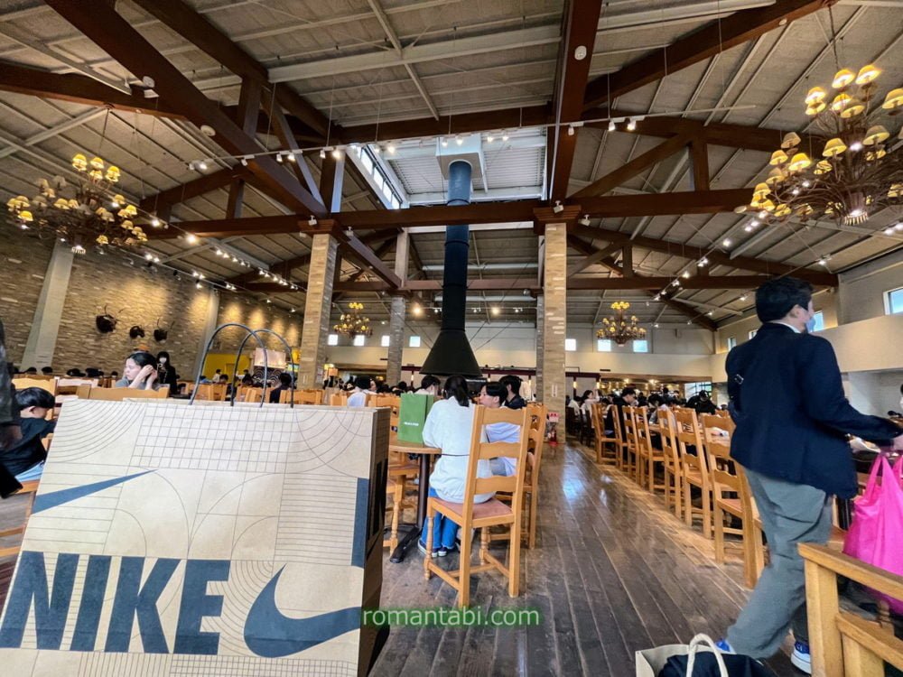 御殿場アウトレットのフードバイザーにある