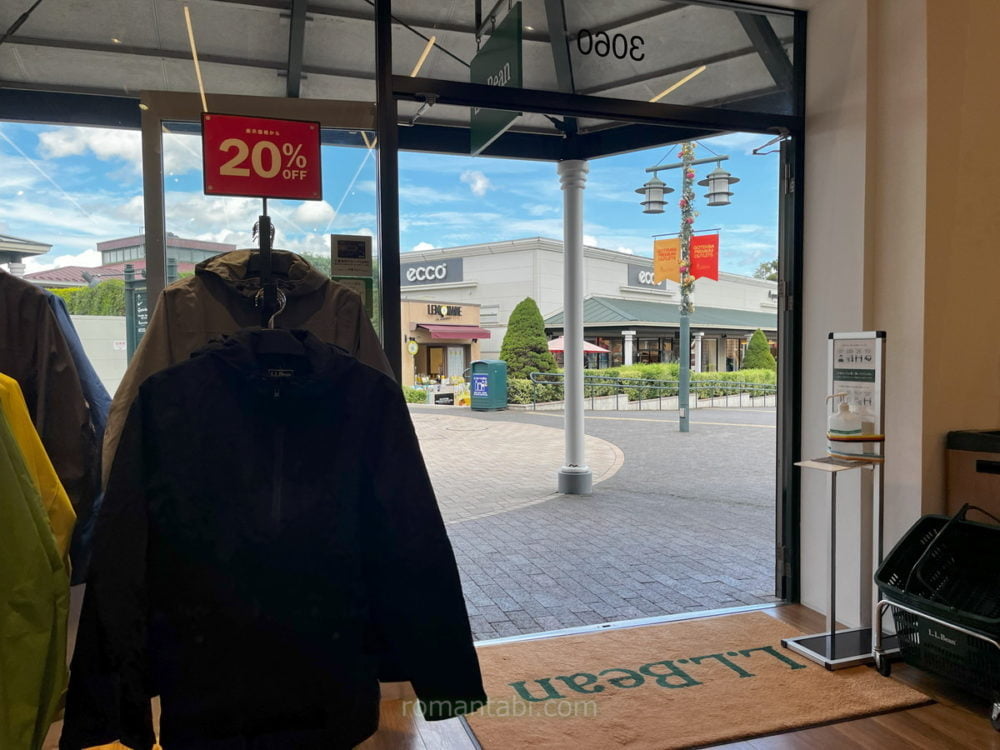 御殿場アウトレットのL.L.Bean エル・エル・ビーン店内から外を眺める