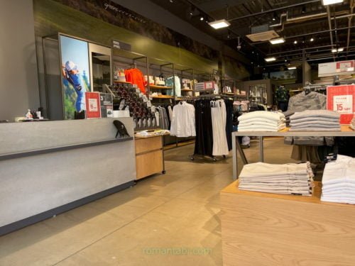 御殿場アウトレットのアディダス ゴルフ (Adidas Golf)店内