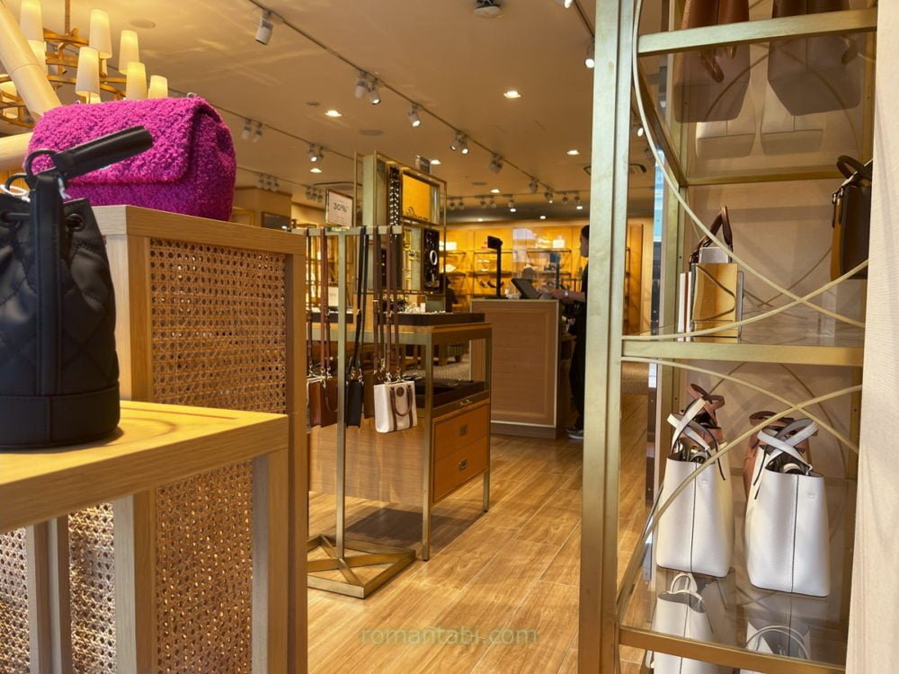 御殿場線アウトレットのTory Burch(トリー バーチ)内装