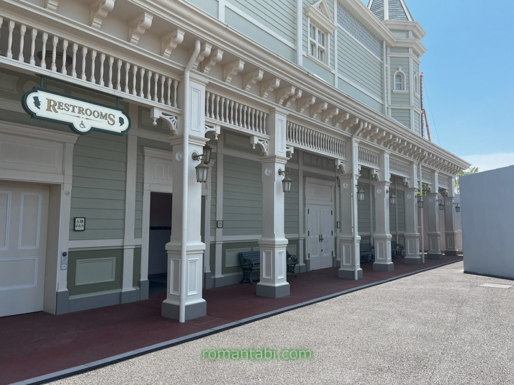 東京ディズニーランドのバスターミナルウエストの建物