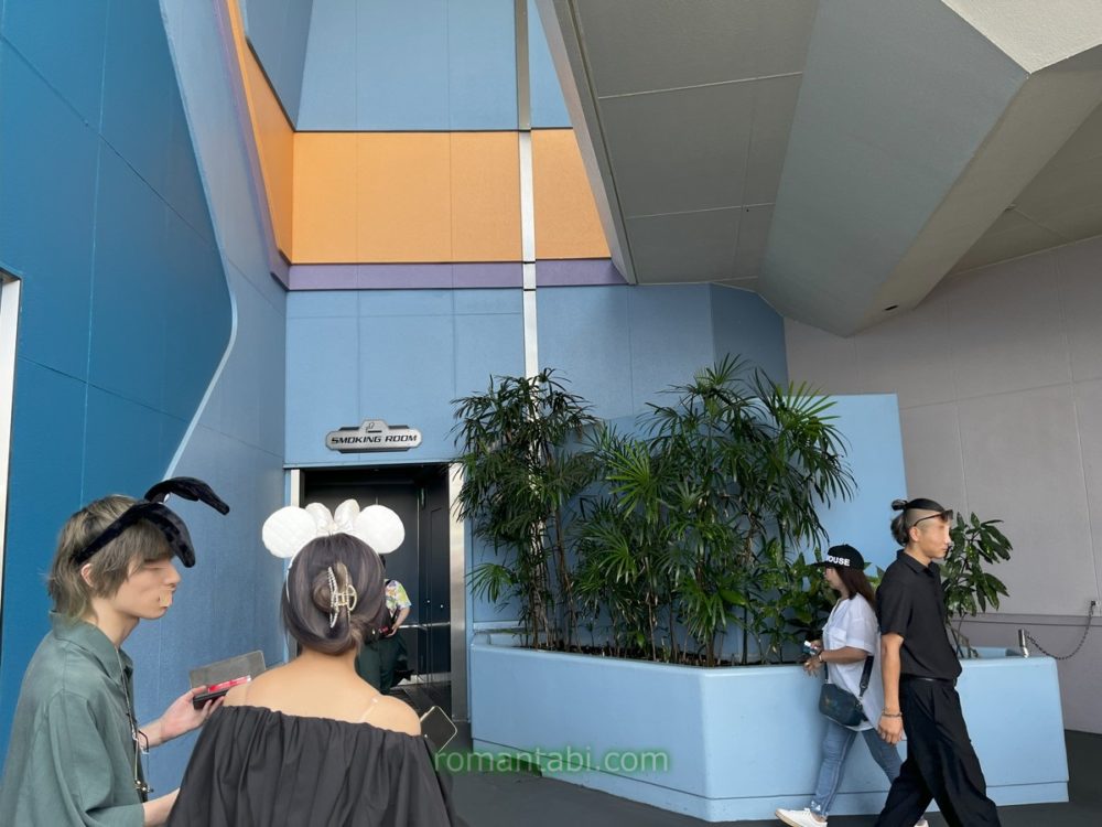 ディズニーランド・トゥモローランド・スペース・マウンテン近くの喫煙所入口