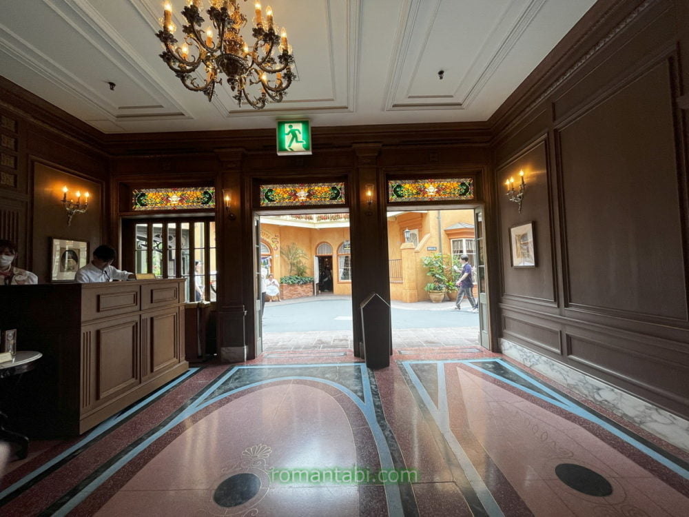 ディズニーランドのブルーバイユー・レストランのエントランス