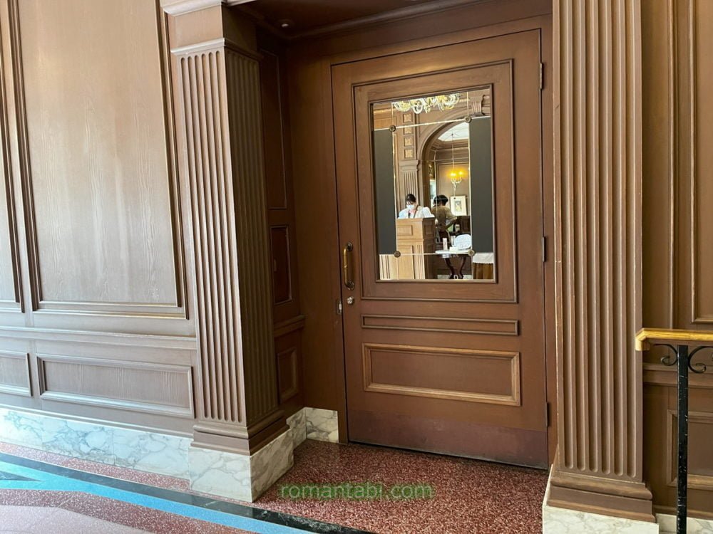 ディズニーランドのブルーバイユー・レストランのエントランスの重厚なドア