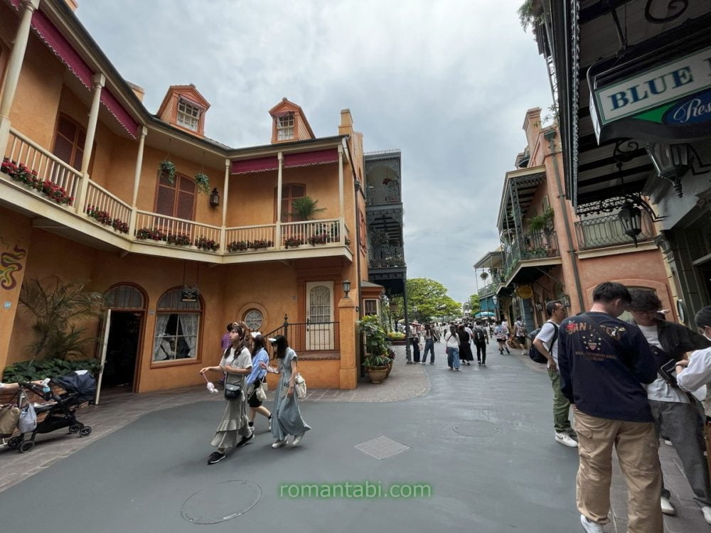 ディズニーランドのブルーバイユー・レストランの外観