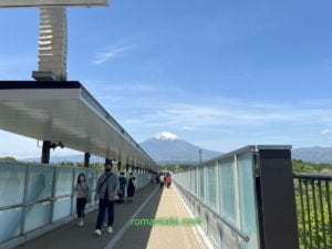 御殿場アウトレットの希望の大橋と富士山