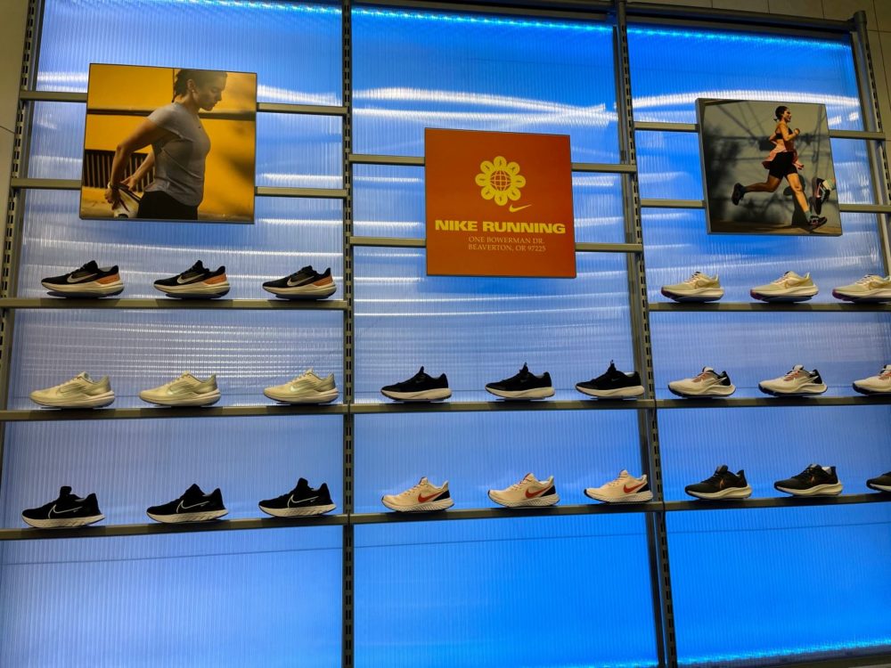 ナイキのシューズ陳列